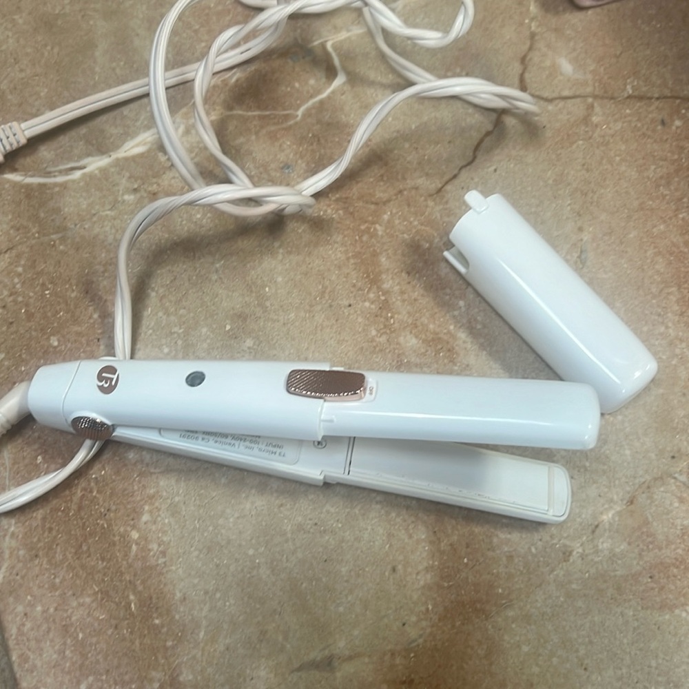 T3 Singlepass Compact Straightening & Styling White Travel Flat Iron, 0.8" Plate